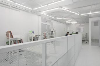 辦公室裝修:建筑人的實(shí)驗(yàn)精神，將18坪新創(chuàng)辦公室變身白色幻境！