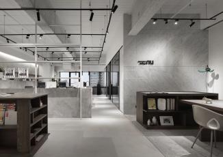 時尚裸設(shè)計無限延伸 玻璃、層板展示收納創(chuàng)造簡約現(xiàn)代工作室 